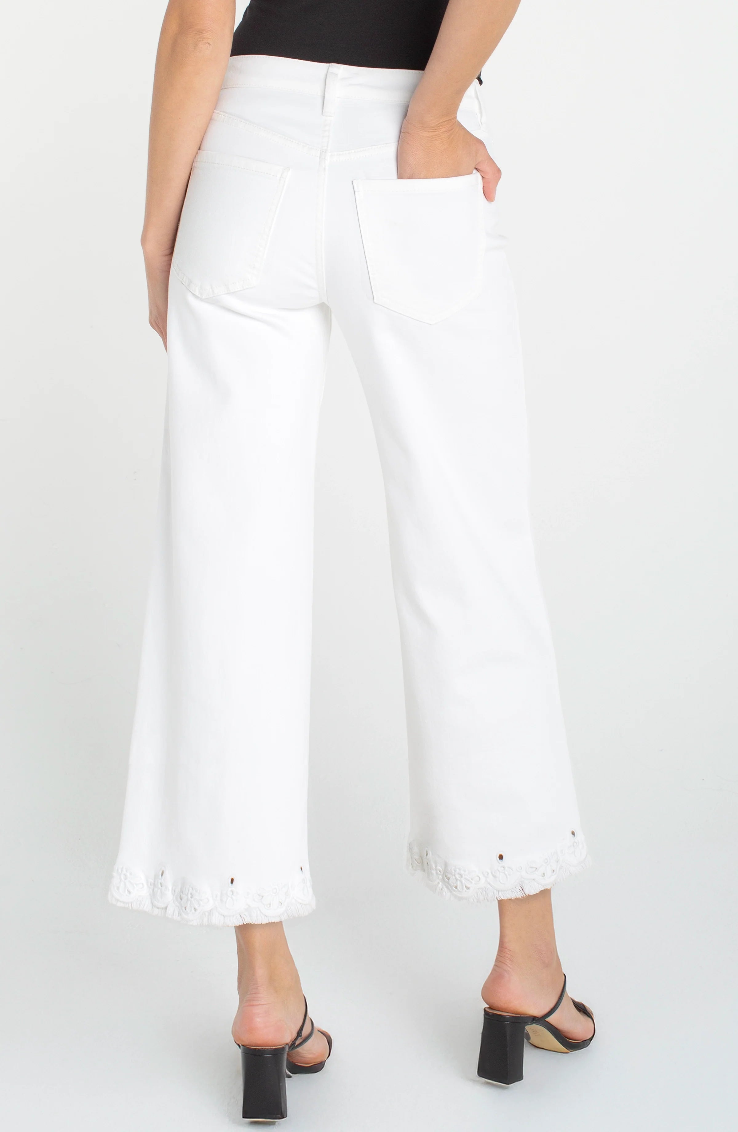Stride Wide Leg Crop W. Embroidered Hem