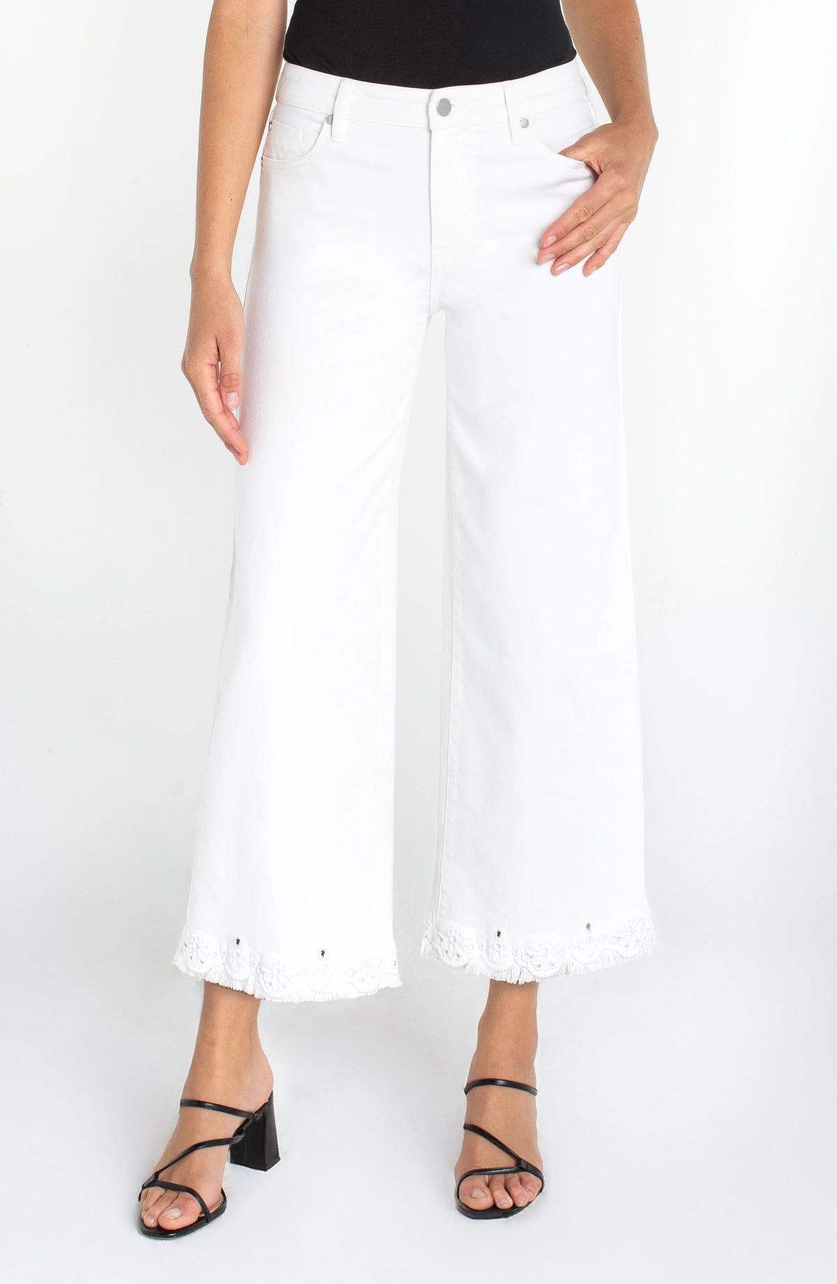 Stride Wide Leg Crop W. Embroidered Hem
