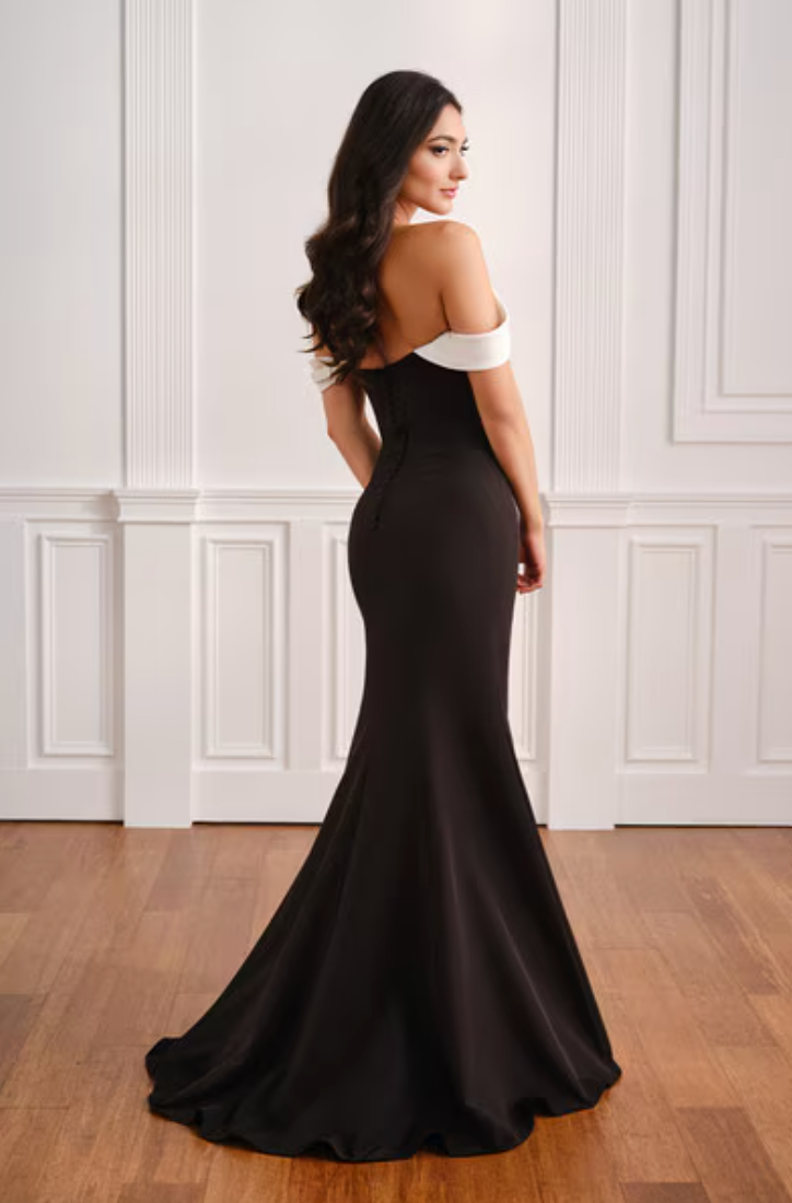 Mon Cheri Social UM108