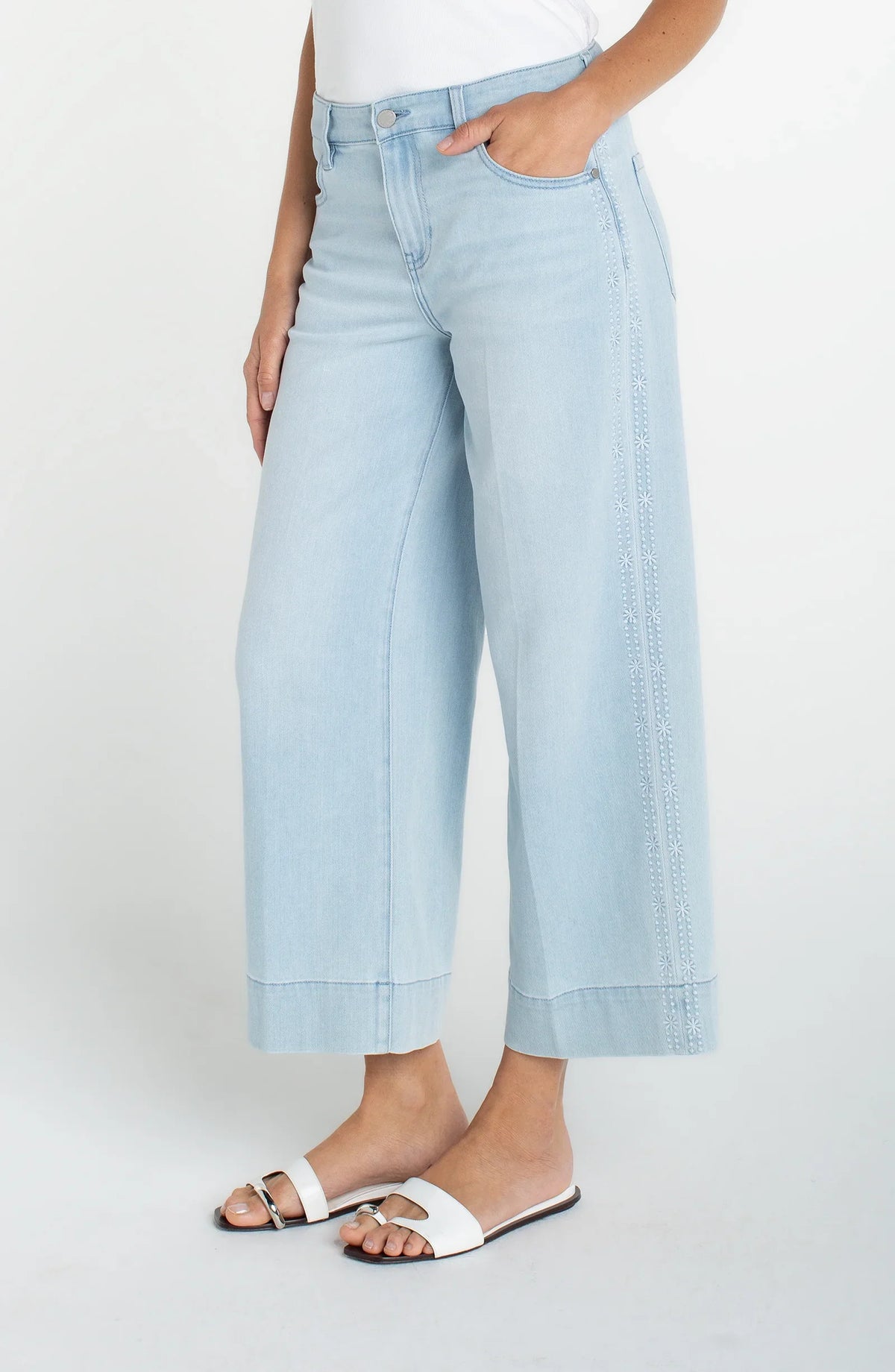 Stride Crop Wide Leg w Embroidered Side Seam