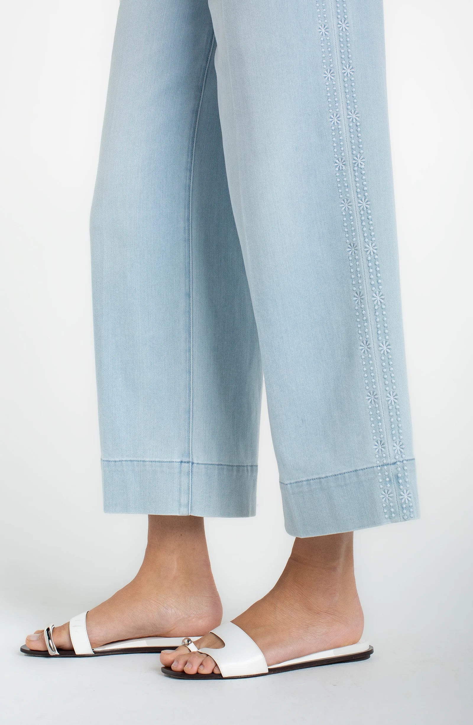Stride Crop Wide Leg w Embroidered Side Seam
