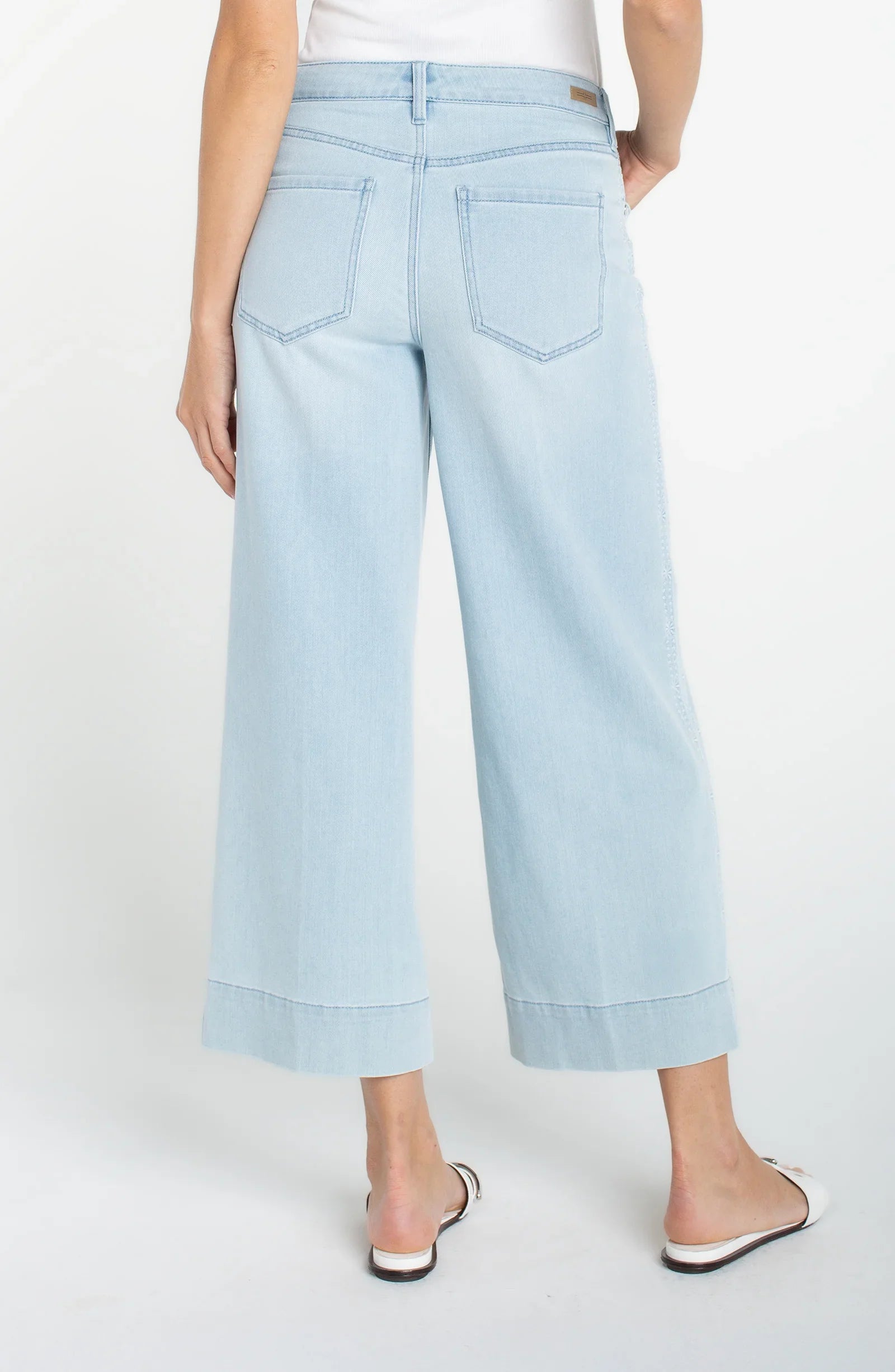 Stride Crop Wide Leg w Embroidered Side Seam